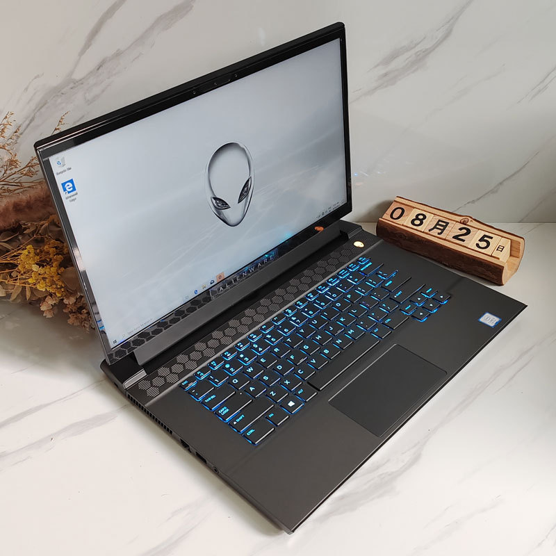 Игровой ноутбук Alienware M17 R4 с диагональю 17.3 дюйма, процессором i7 и видеокартой GTX1070
